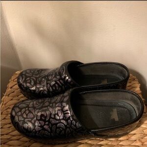 Dansko Metallic Silver and Purple prints clogs
